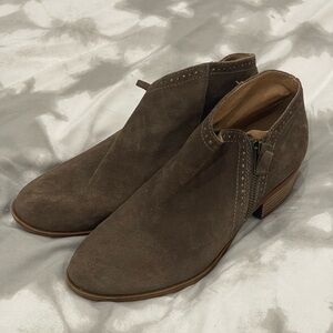 Lucky Brand 8.5 “Beena”‎ Leather Upper Side Zip Stud/Stitching Accents